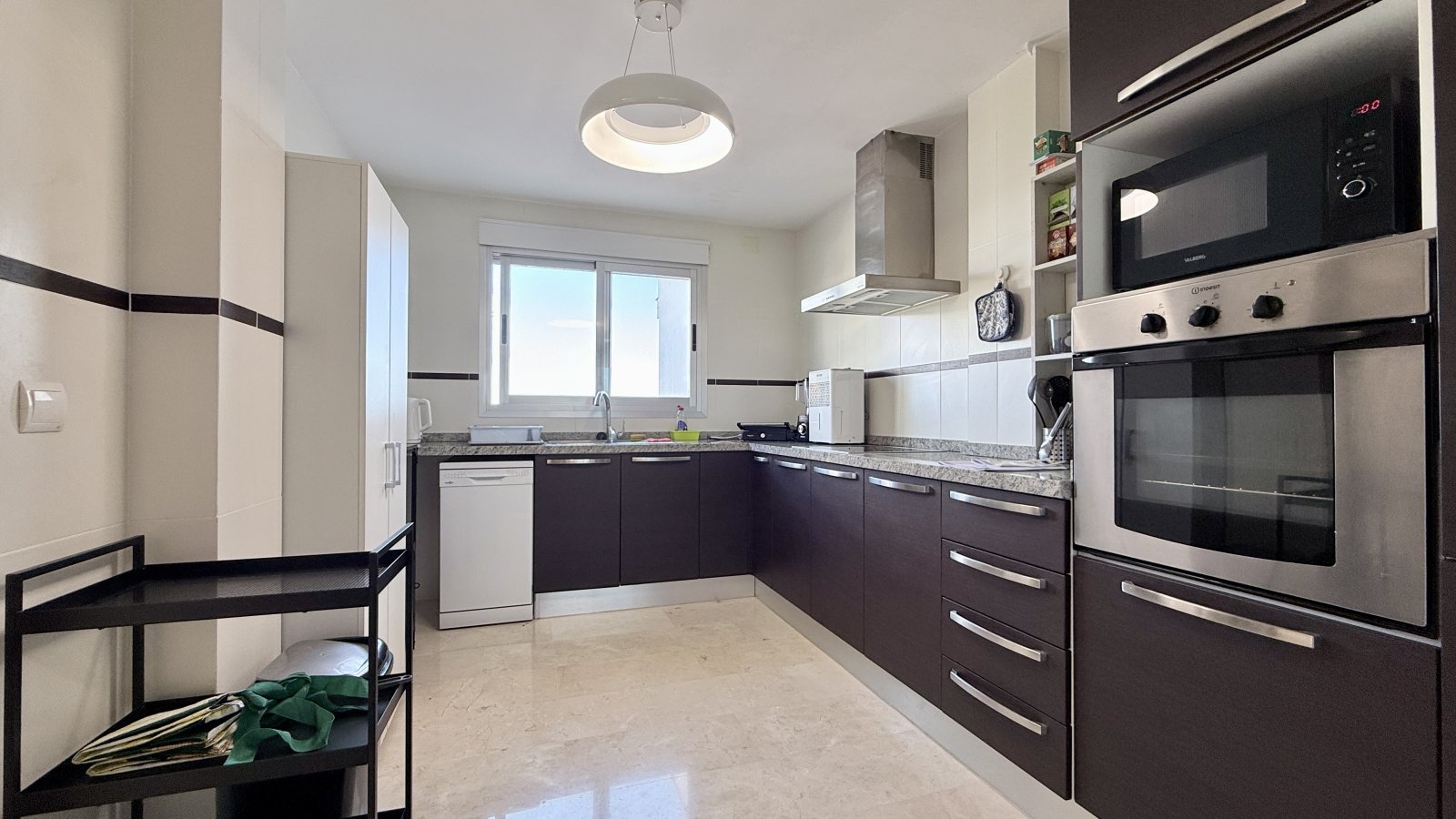 Beautiful apartment with stunning views, parking space and shared amenities