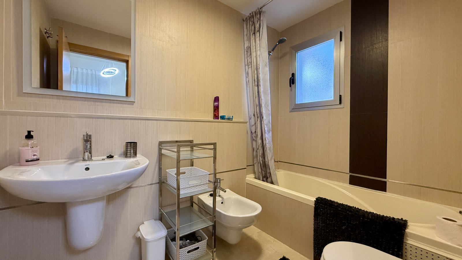 Beautiful apartment with stunning views, parking space and shared amenities