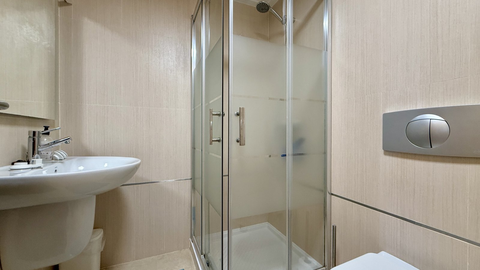 Beautiful apartment with stunning views, parking space and shared amenities