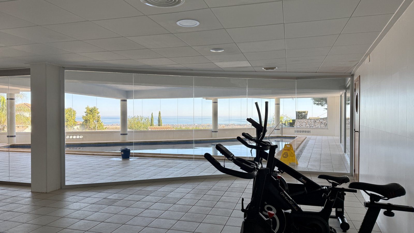 Beautiful apartment with stunning views, parking space and shared amenities