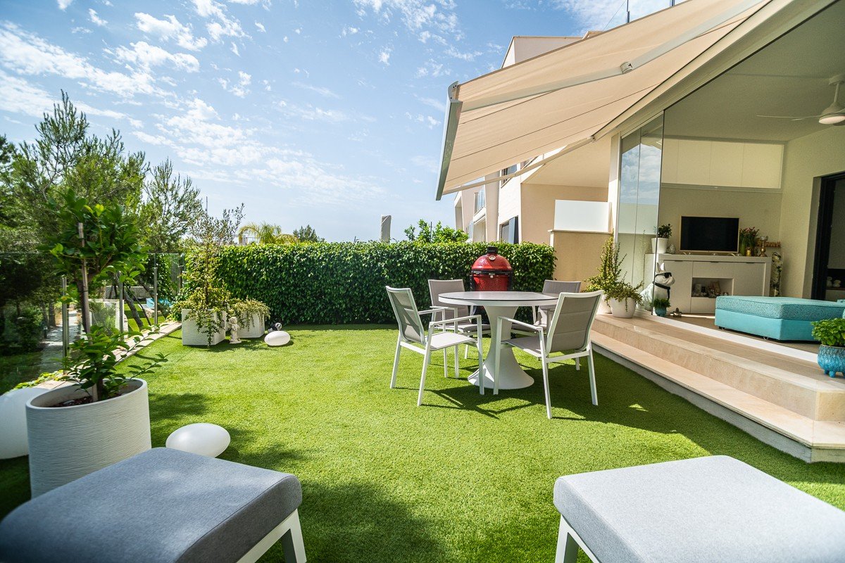 Ground floor flat with 2 bedrooms, 2 bathrooms, private garden and communal pool in the Lo Romero golf complex