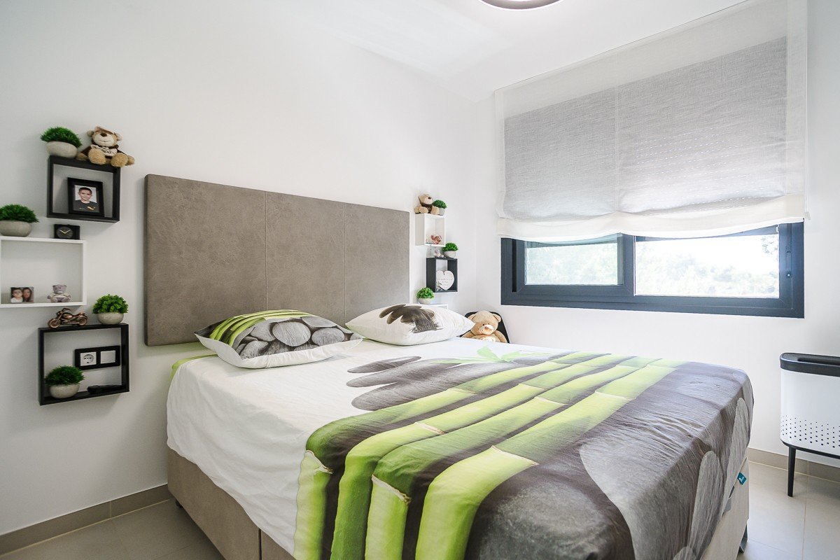 Ground floor flat with 2 bedrooms, 2 bathrooms, private garden and communal pool in the Lo Romero golf complex