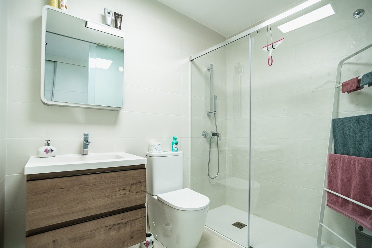 Ground floor flat with 2 bedrooms, 2 bathrooms, private garden and communal pool in the Lo Romero golf complex