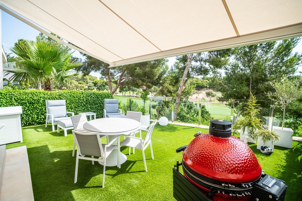 Ground floor flat with 2 bedrooms, 2 bathrooms, private garden and communal pool in the Lo Romero golf complex