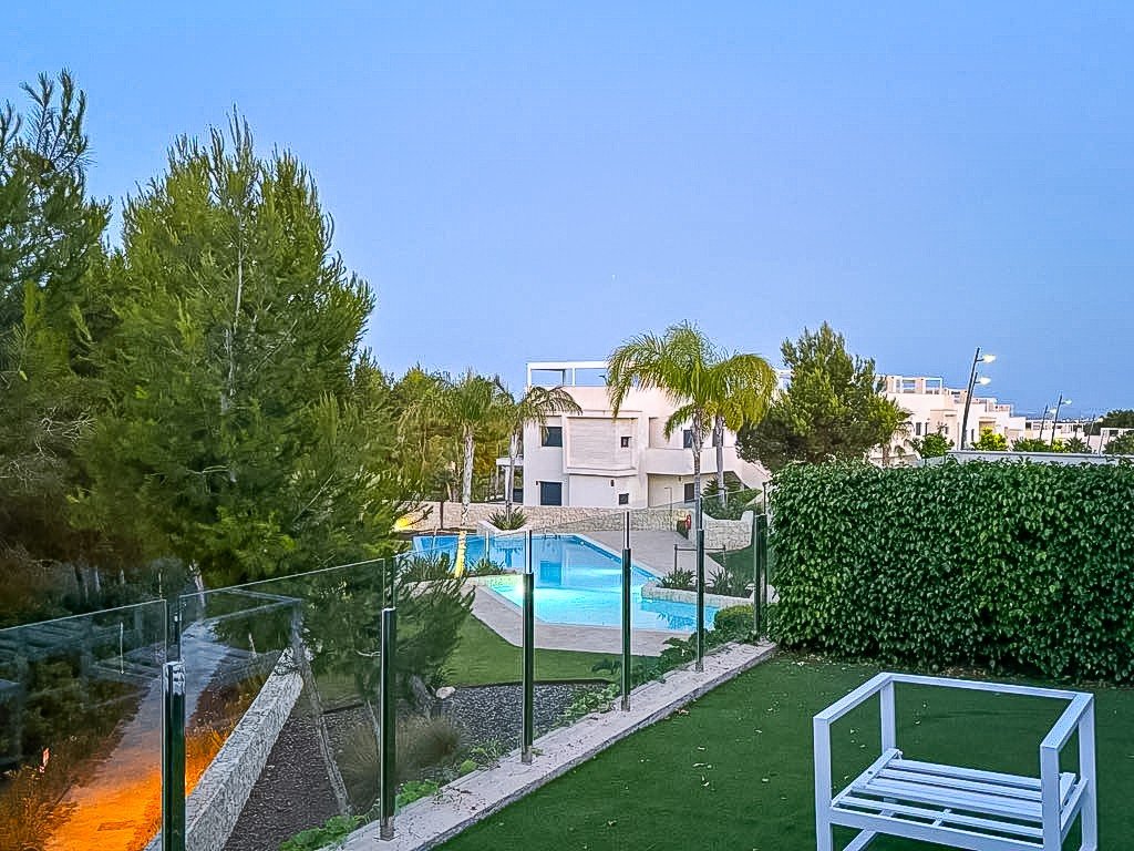 Ground floor flat with 2 bedrooms, 2 bathrooms, private garden and communal pool in the Lo Romero golf complex