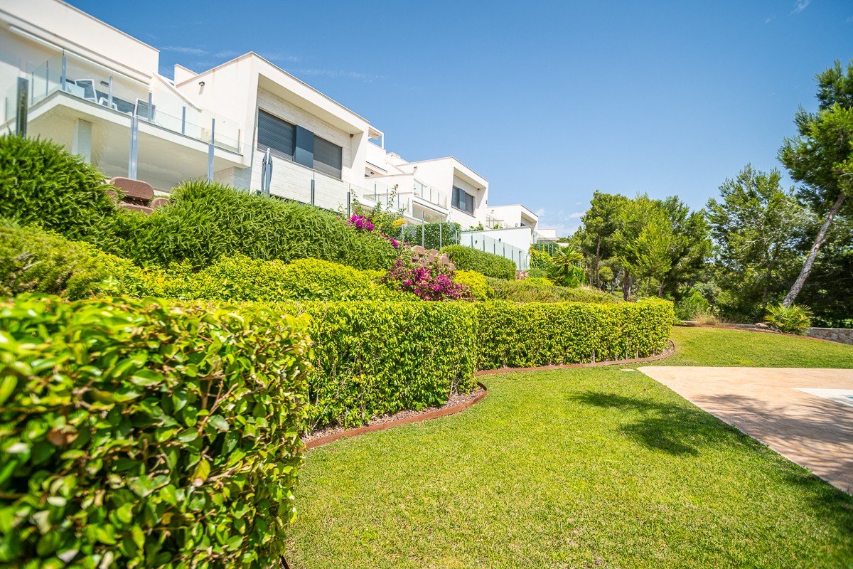 Ground floor flat with 2 bedrooms, 2 bathrooms, private garden and communal pool in the Lo Romero golf complex