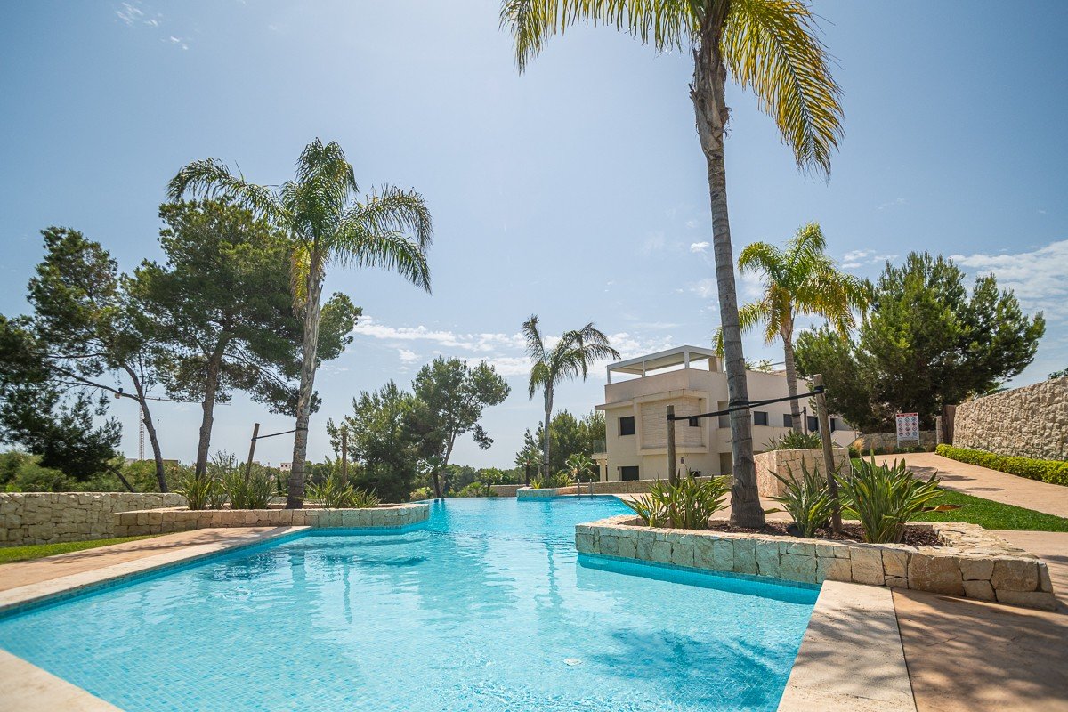 Ground floor flat with 2 bedrooms, 2 bathrooms, private garden and communal pool in the Lo Romero golf complex