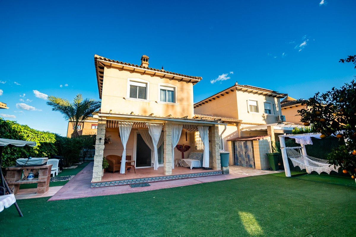 Spacious villa with 4 bedrooms and 2 bathrooms in Benfis Park