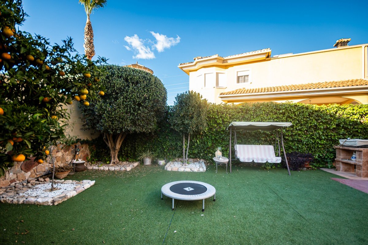 Spacious villa with 4 bedrooms and 2 bathrooms in Benfis Park