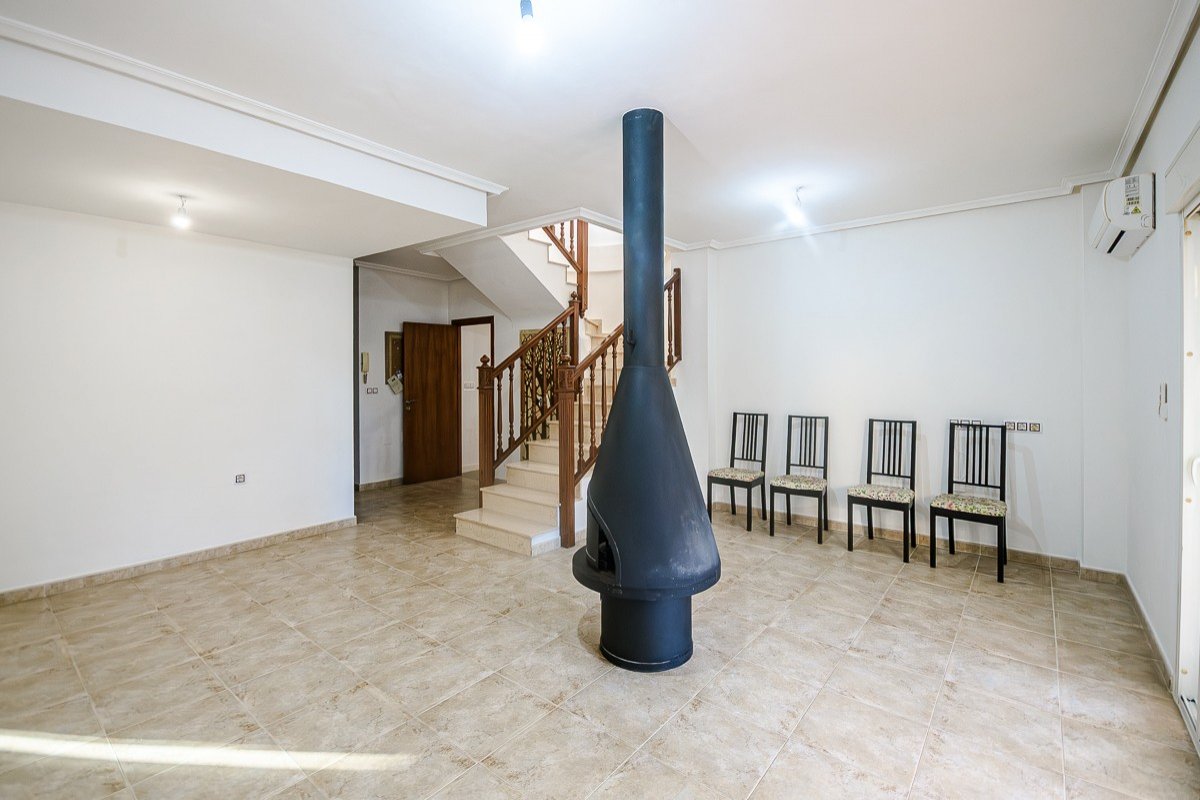 Spacious villa with 4 bedrooms and 2 bathrooms in Benfis Park