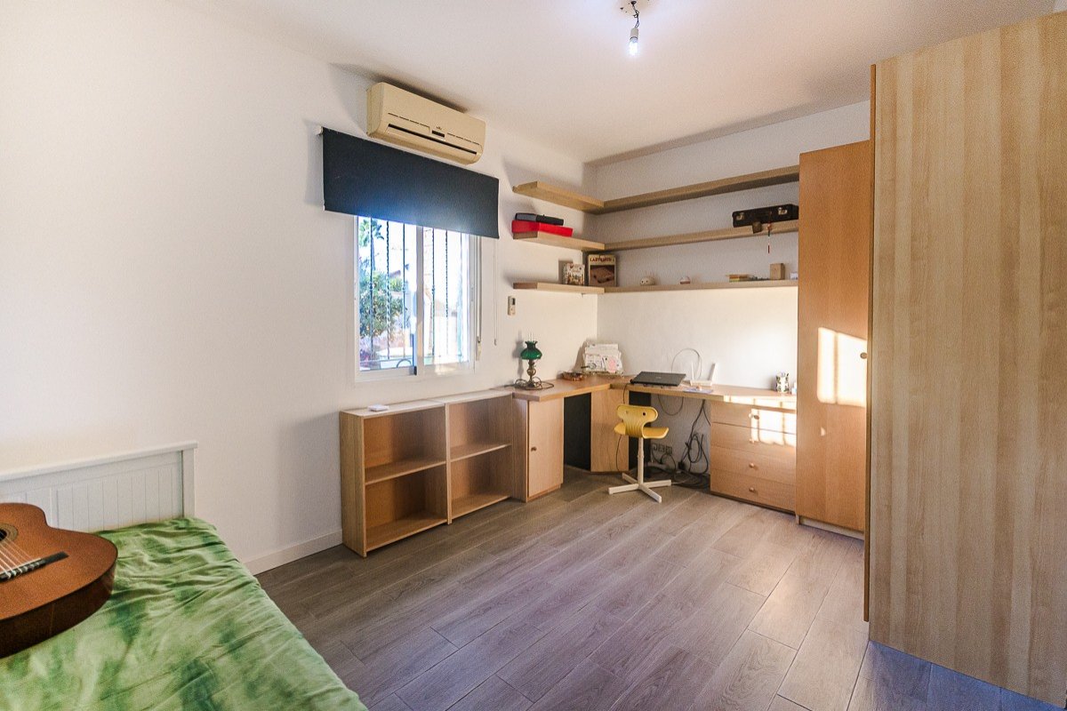 Spacious villa with 4 bedrooms and 2 bathrooms in Benfis Park