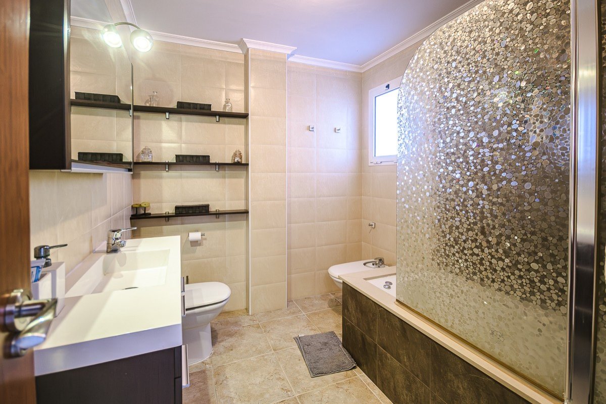 Spacious villa with 4 bedrooms and 2 bathrooms in Benfis Park