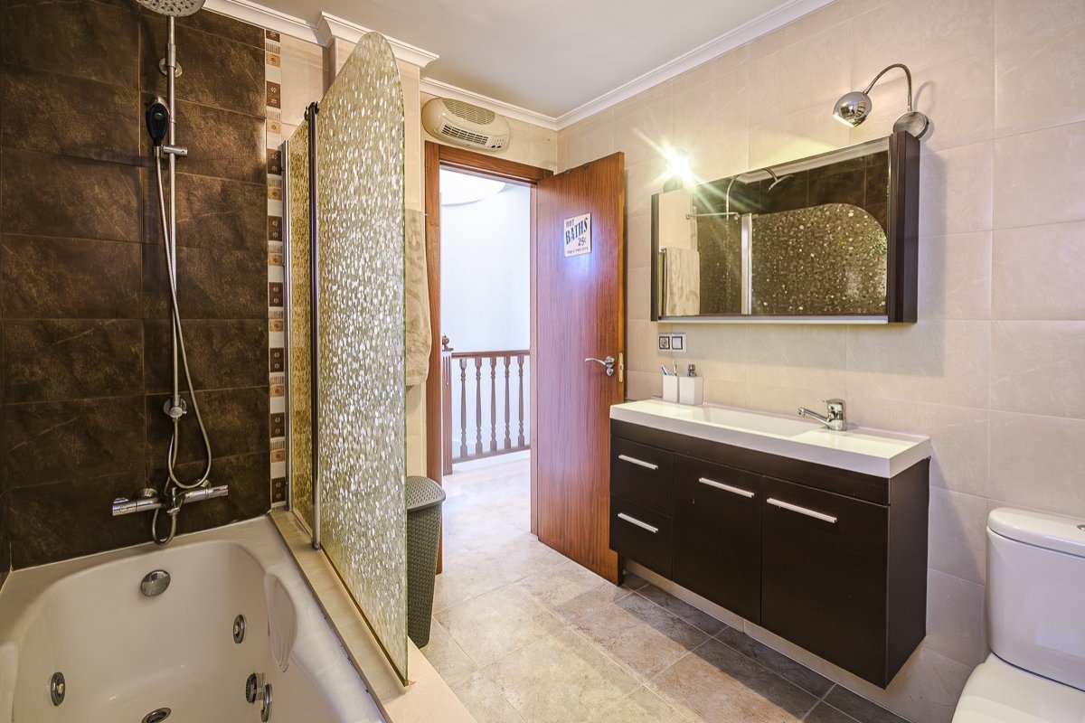 Spacious villa with 4 bedrooms and 2 bathrooms in Benfis Park