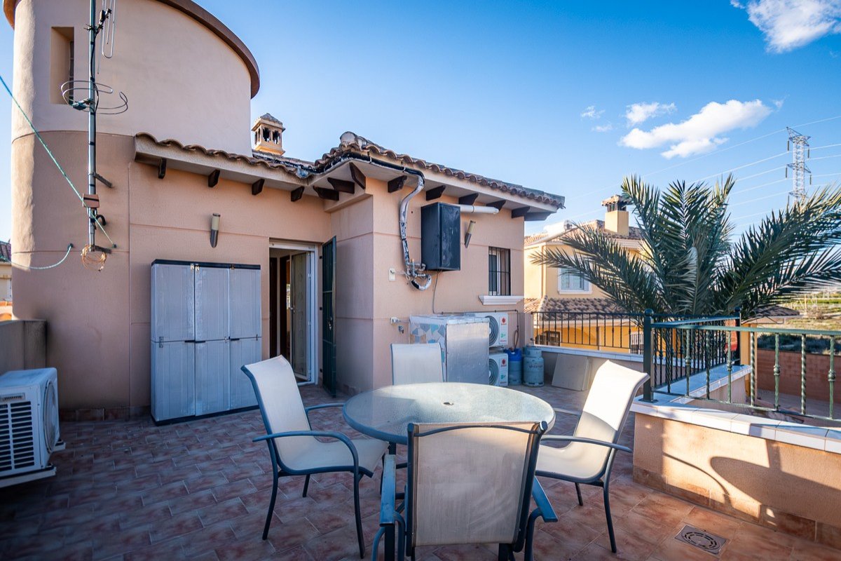 Spacious villa with 4 bedrooms and 2 bathrooms in Benfis Park