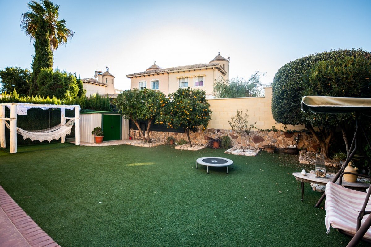 Spacious villa with 4 bedrooms and 2 bathrooms in Benfis Park