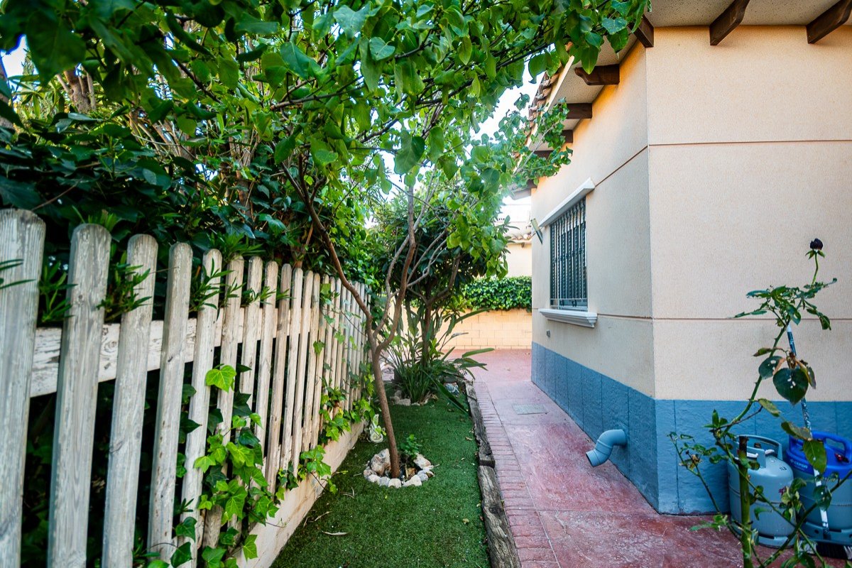 Spacious villa with 4 bedrooms and 2 bathrooms in Benfis Park