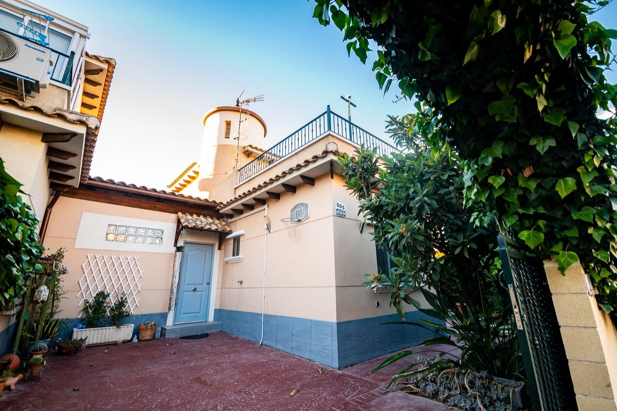 Spacious villa with 4 bedrooms and 2 bathrooms in Benfis Park