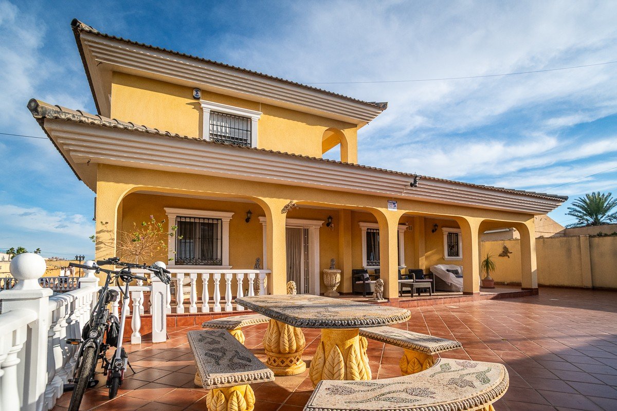 Beautiful villa with 6 bedrooms, 6 bathrooms, roof terrace, alarm system and private pool
