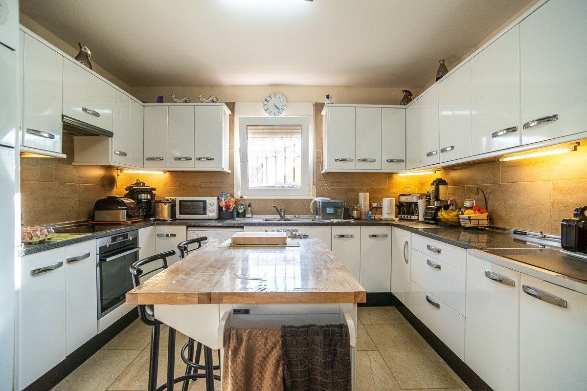 Beautiful villa with 6 bedrooms, 6 bathrooms, roof terrace, alarm system and private pool