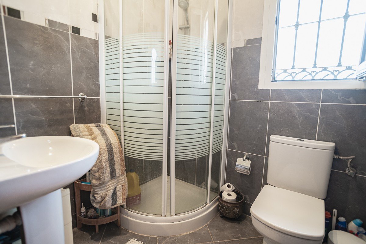 Beautiful villa with 6 bedrooms, 6 bathrooms, roof terrace, alarm system and private pool