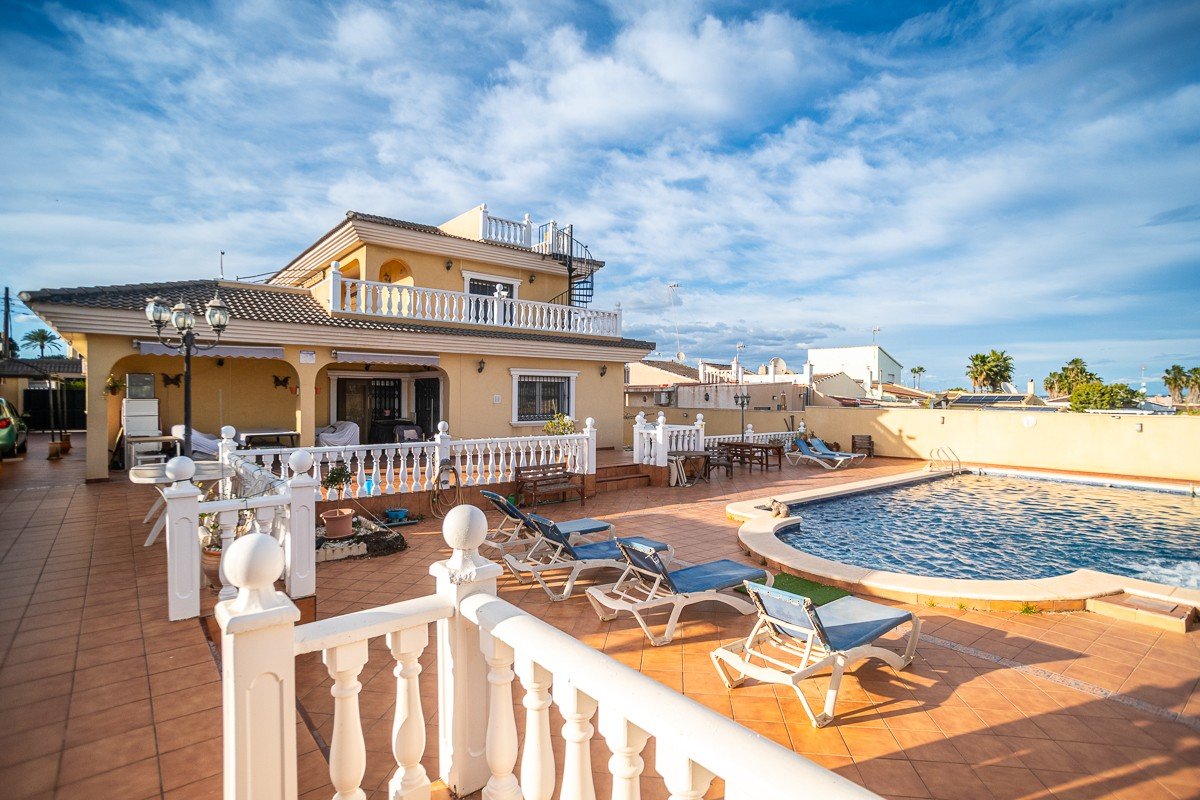 Beautiful villa with 6 bedrooms, 6 bathrooms, roof terrace, alarm system and private pool