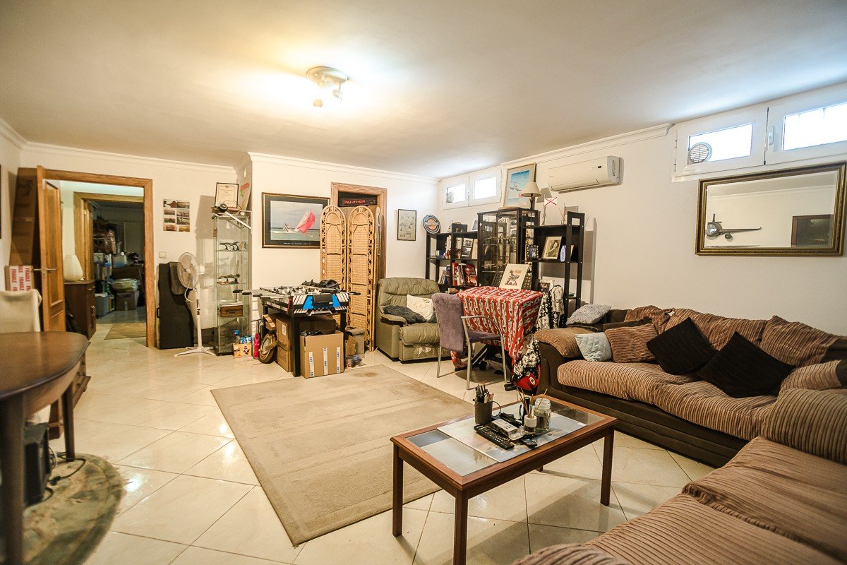 Beautiful villa with 6 bedrooms, 6 bathrooms, roof terrace, alarm system and private pool