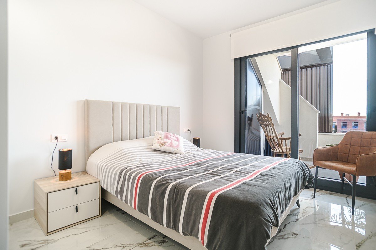 Practically new penthouse with 2 bedrooms, 2 bathrooms, roof terrace, communal pool and private parking