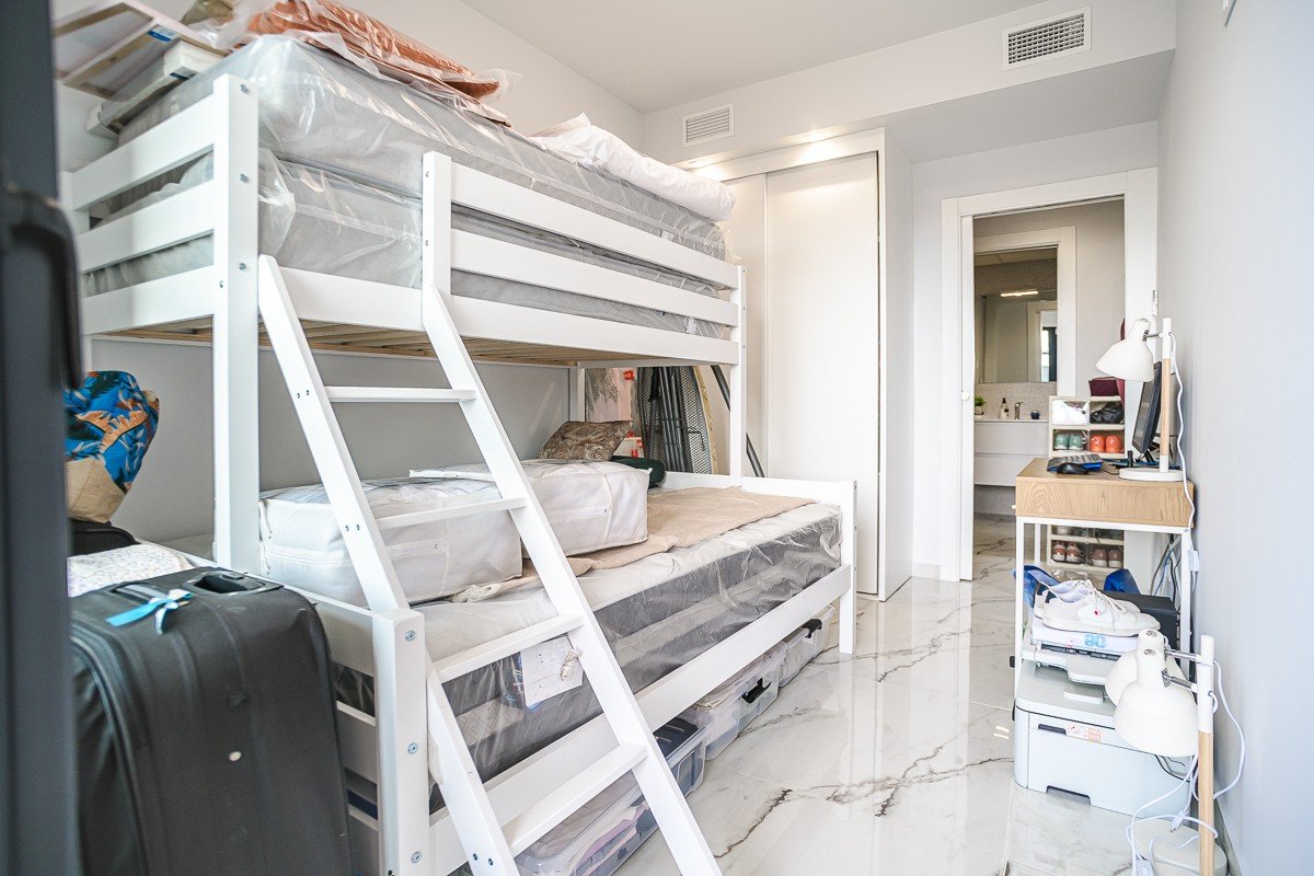 Practically new penthouse with 2 bedrooms, 2 bathrooms, roof terrace, communal pool and private parking