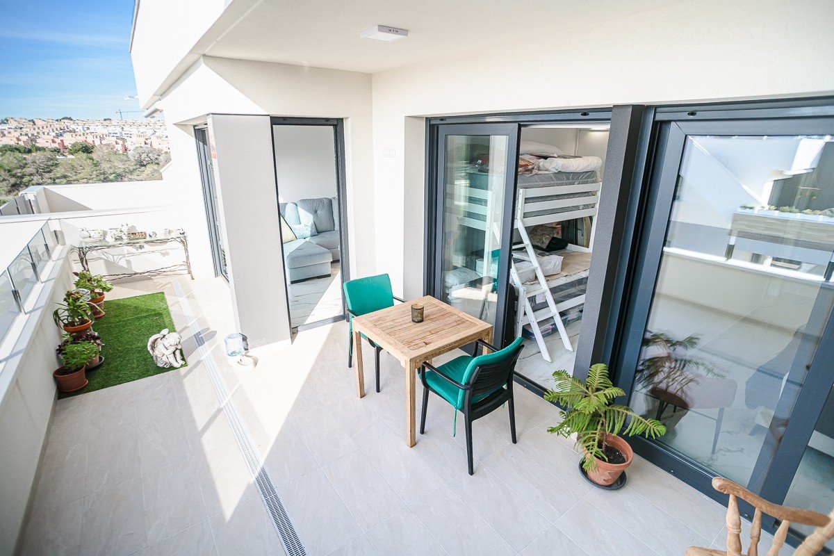 Practically new penthouse with 2 bedrooms, 2 bathrooms, roof terrace, communal pool and private parking