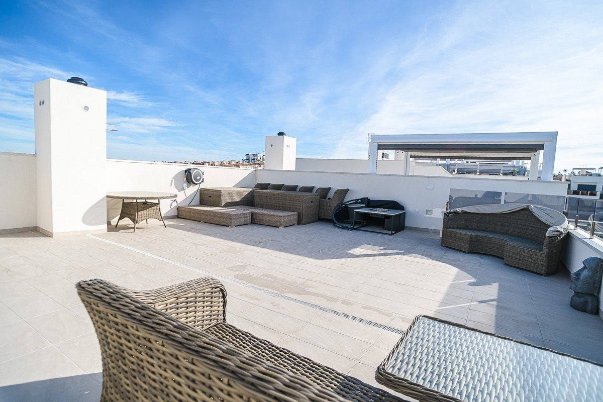 Practically new penthouse with 2 bedrooms, 2 bathrooms, roof terrace, communal pool and private parking