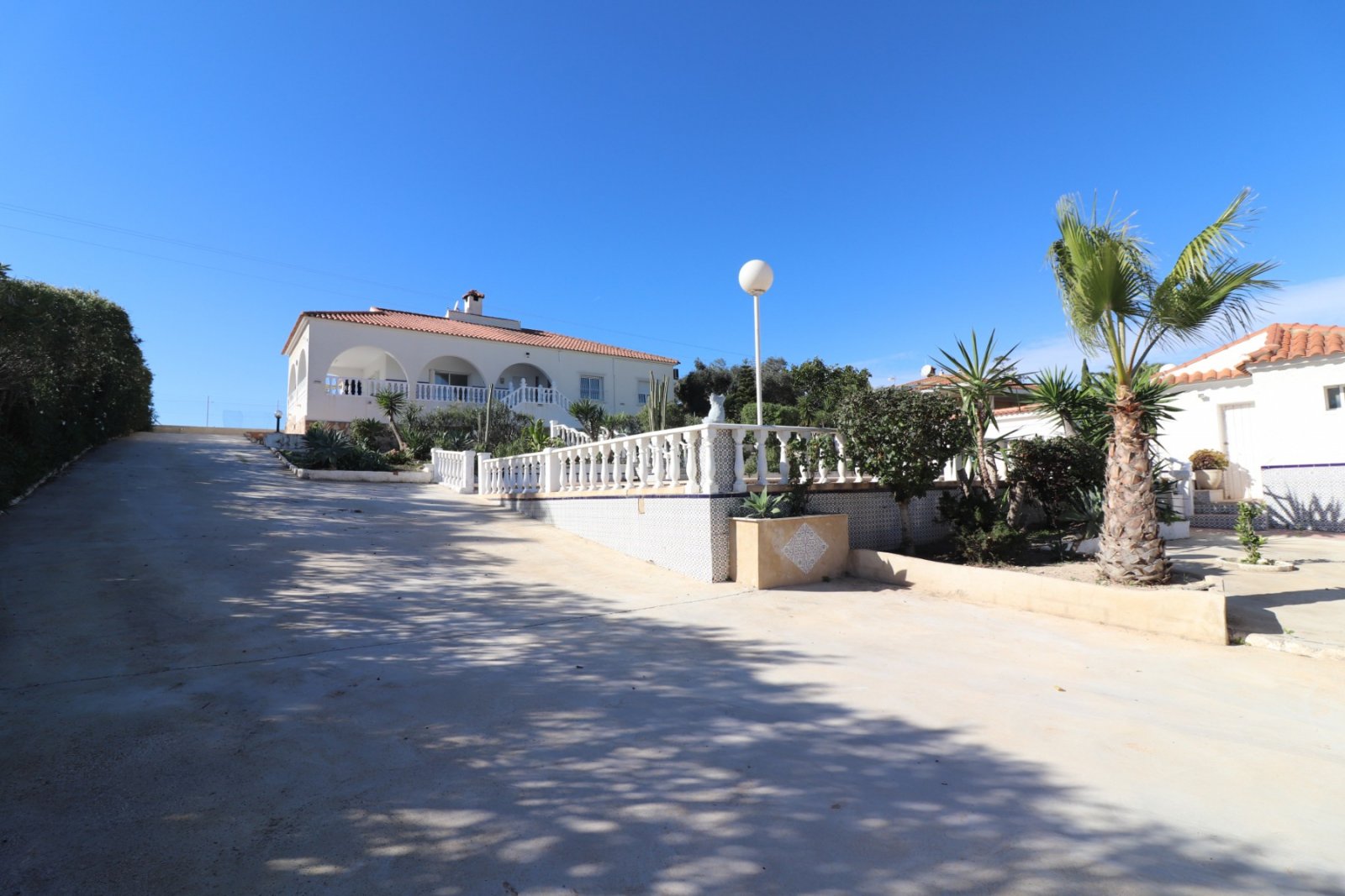 Algorfa: Spacious Villa in Lomas de la Juliana with 4 bedrooms, 2 bathrooms, private pool and garage 