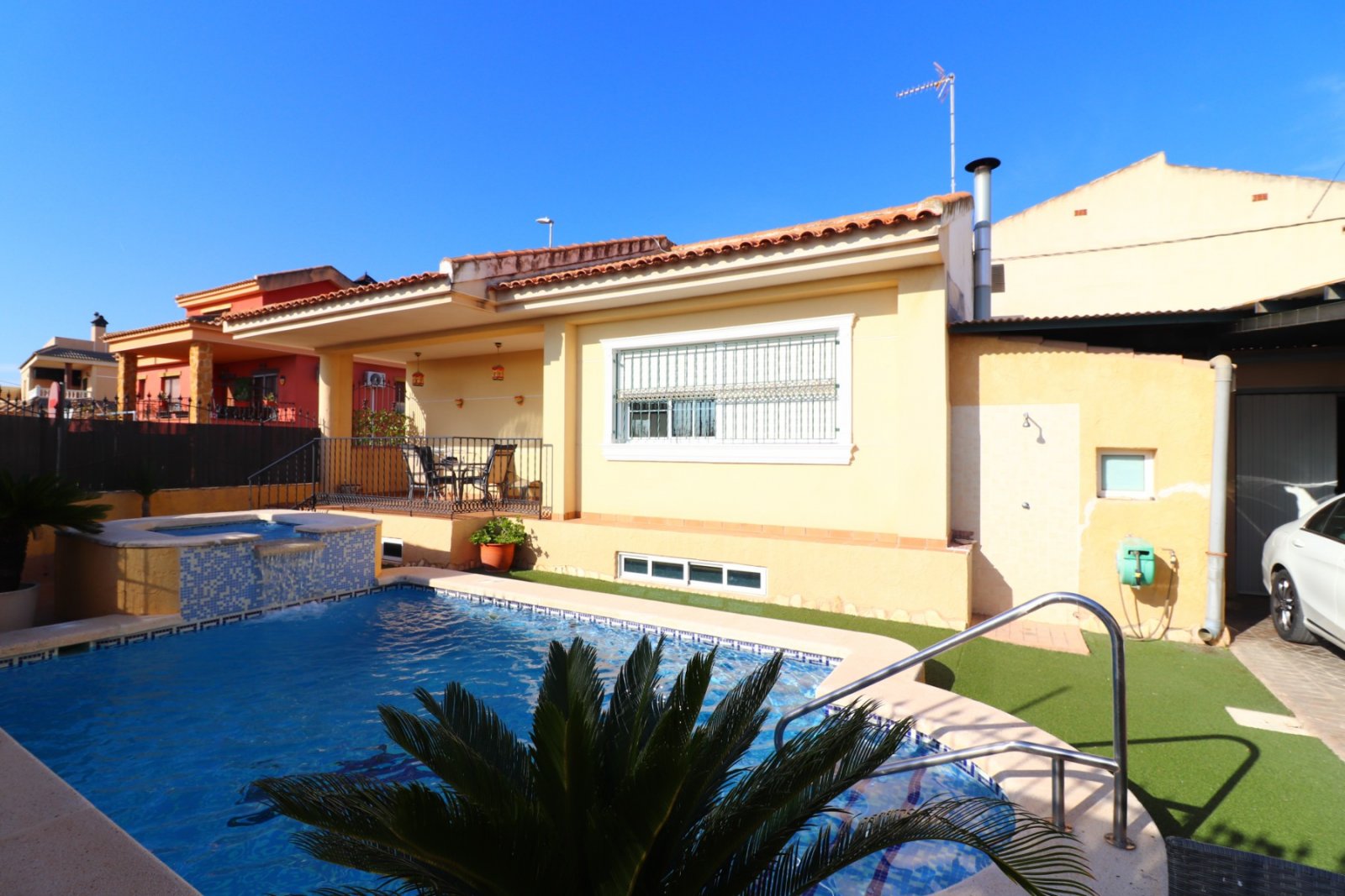 Almoradí: Villa with 3 bedrooms, 1 bathroom, 1 guest toilet, garage and private pool 