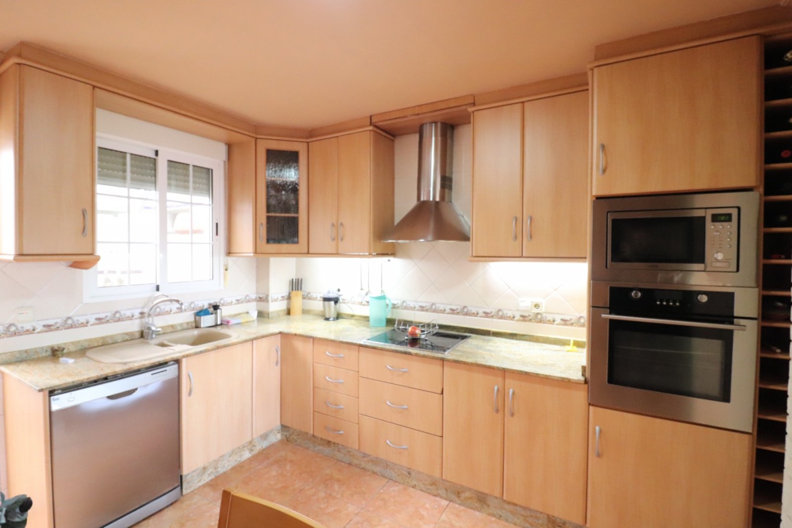 Villa with 3 bedrooms, 1 bathroom, 1 guest toilet, garage and private pool