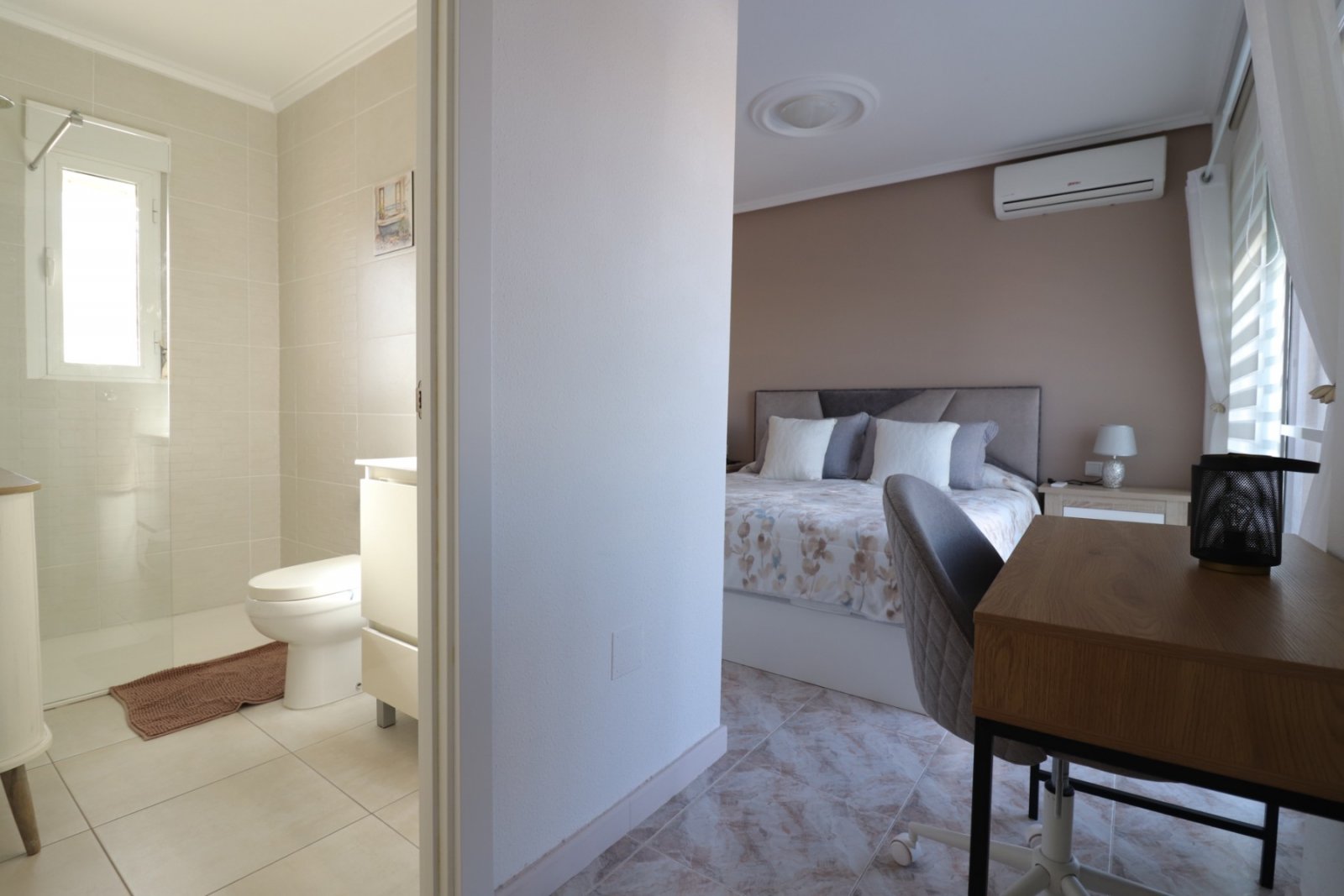 Villa with 3 bedrooms, 2 bathrooms, roof terrace, parking space and communal pool