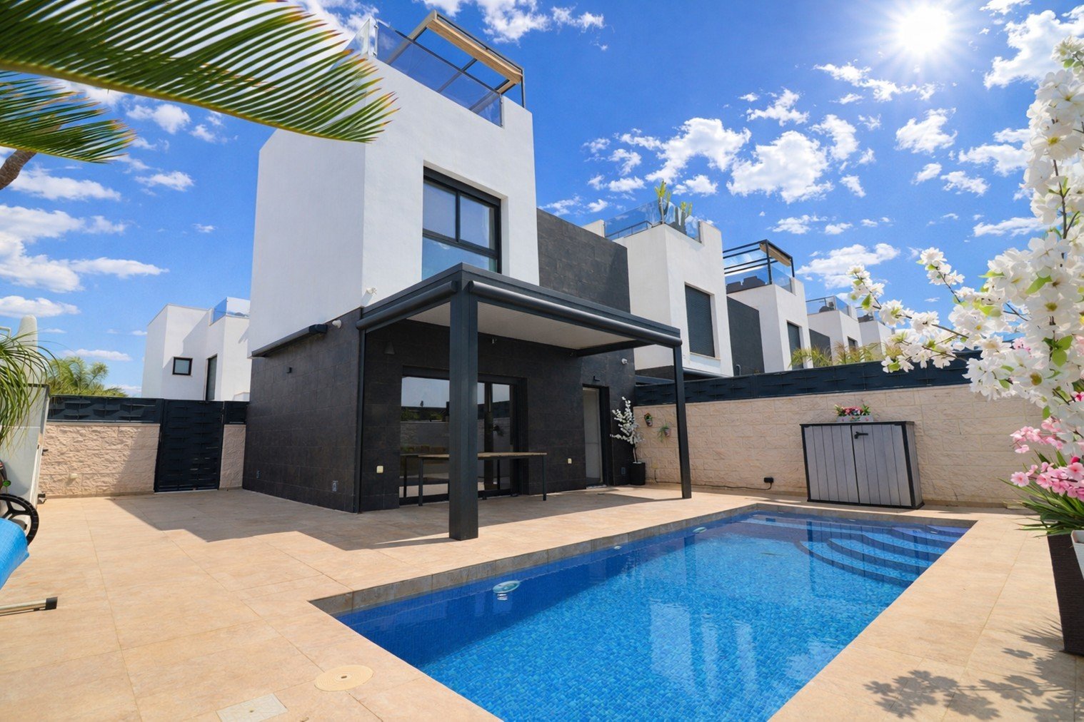 Modern villa with 3 bedrooms, 2 bathrooms, a roof terrace, a parking space and a private swimming pool