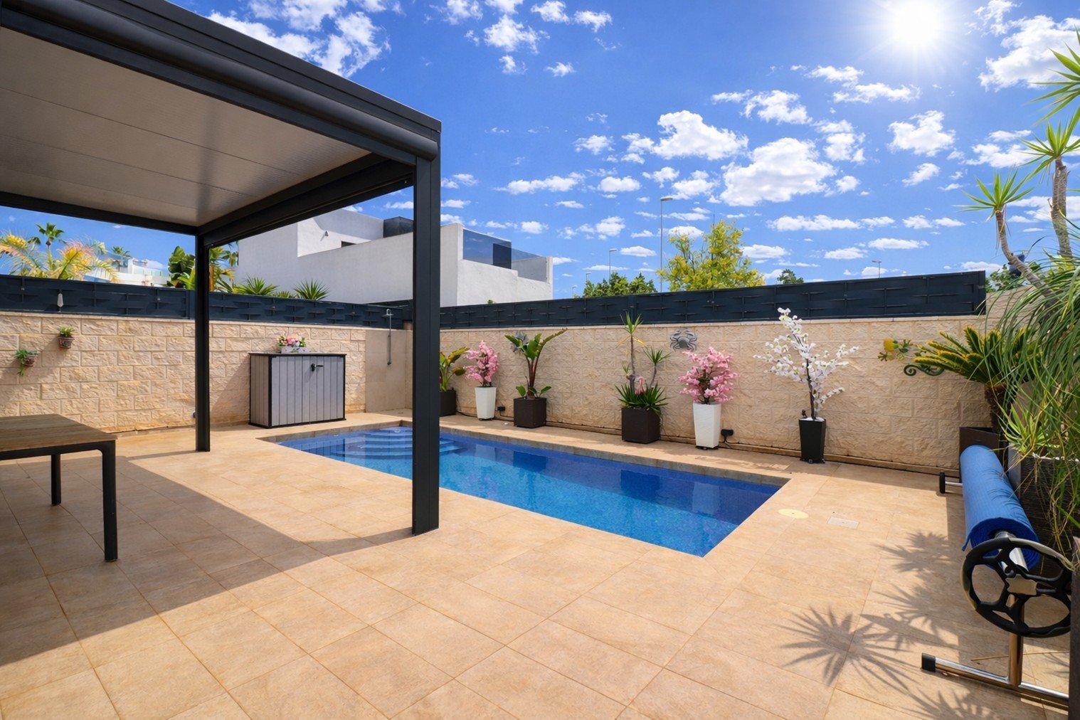 Modern villa with 3 bedrooms, 2 bathrooms, a roof terrace, a parking space and a private swimming pool