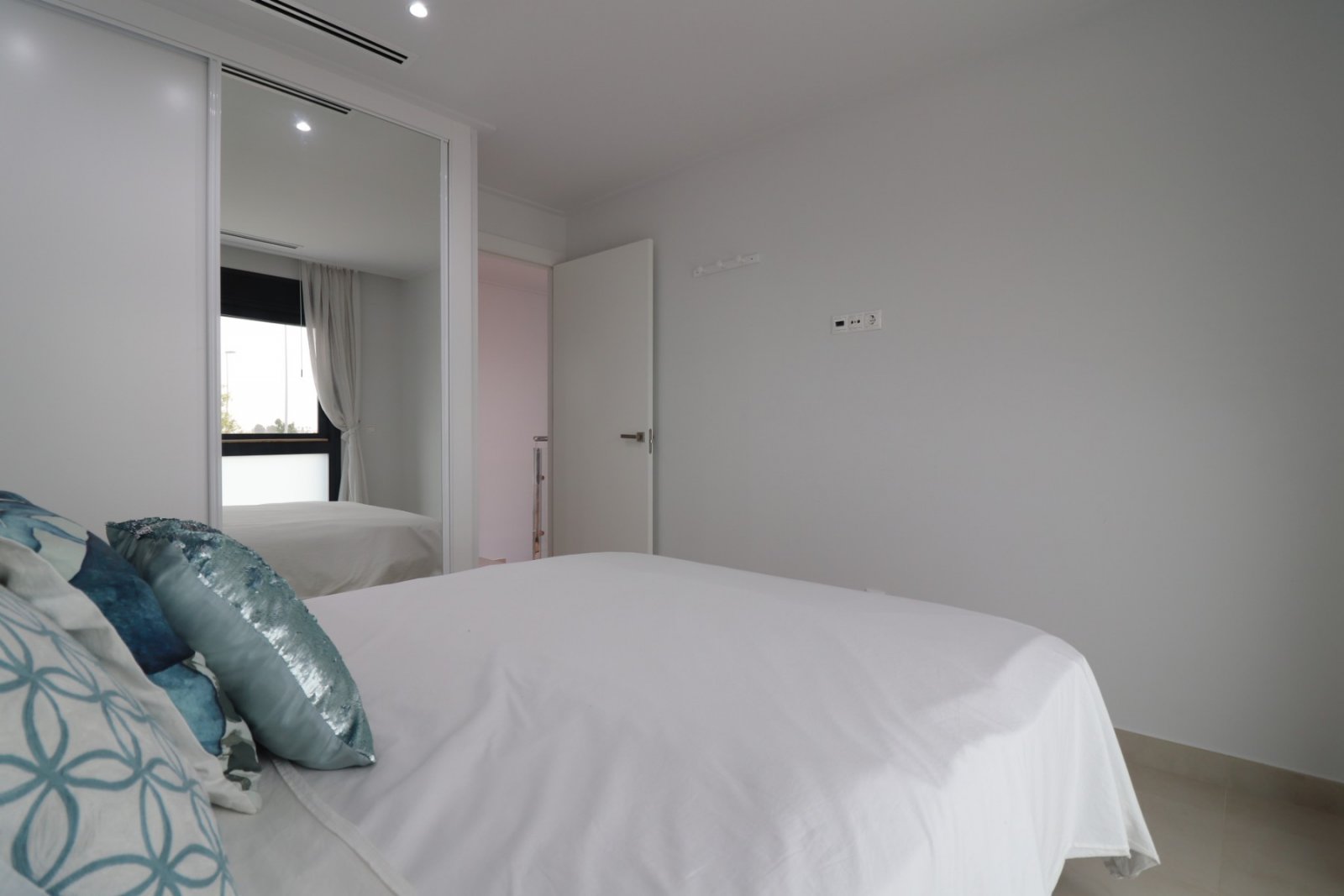 Modern villa with 3 bedrooms, 2 bathrooms, a roof terrace, a parking space and a private swimming pool