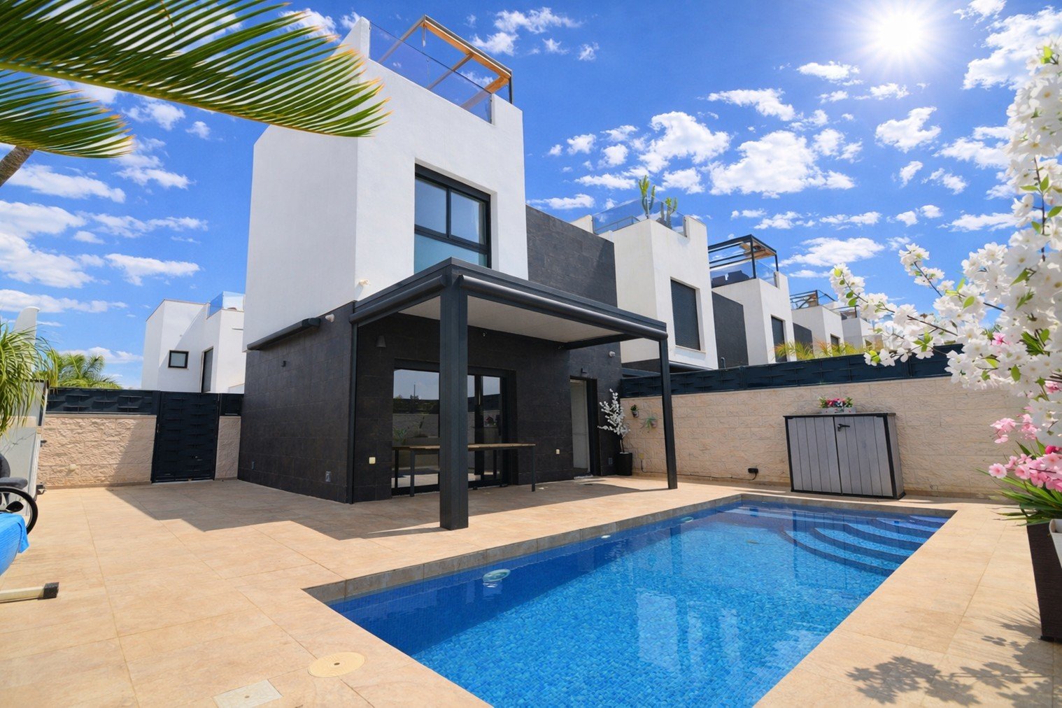 Modern villa with 3 bedrooms, 2 bathrooms, a roof terrace, a parking space and a private swimming pool
