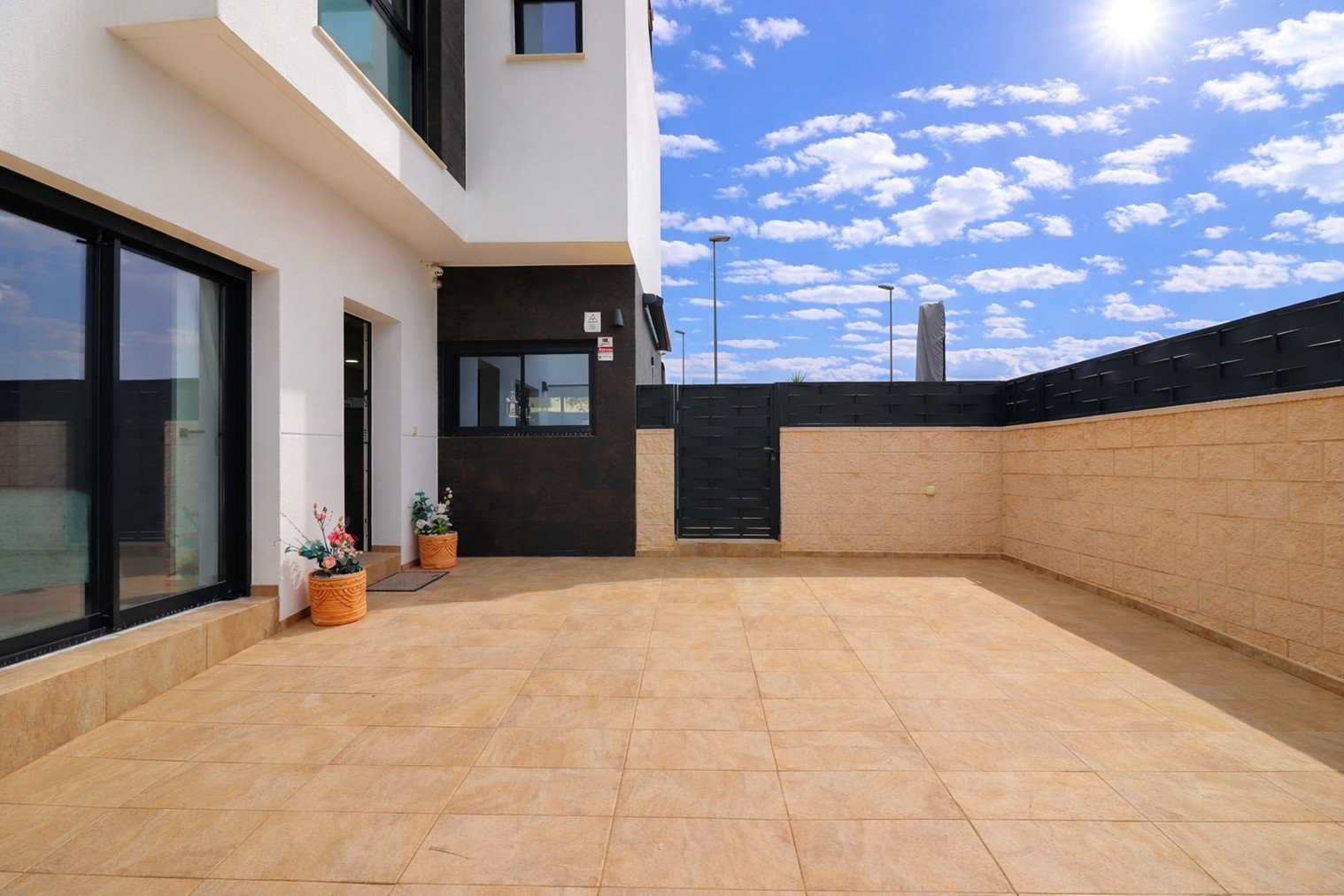 Modern villa with 3 bedrooms, 2 bathrooms, a roof terrace, a parking space and a private swimming pool