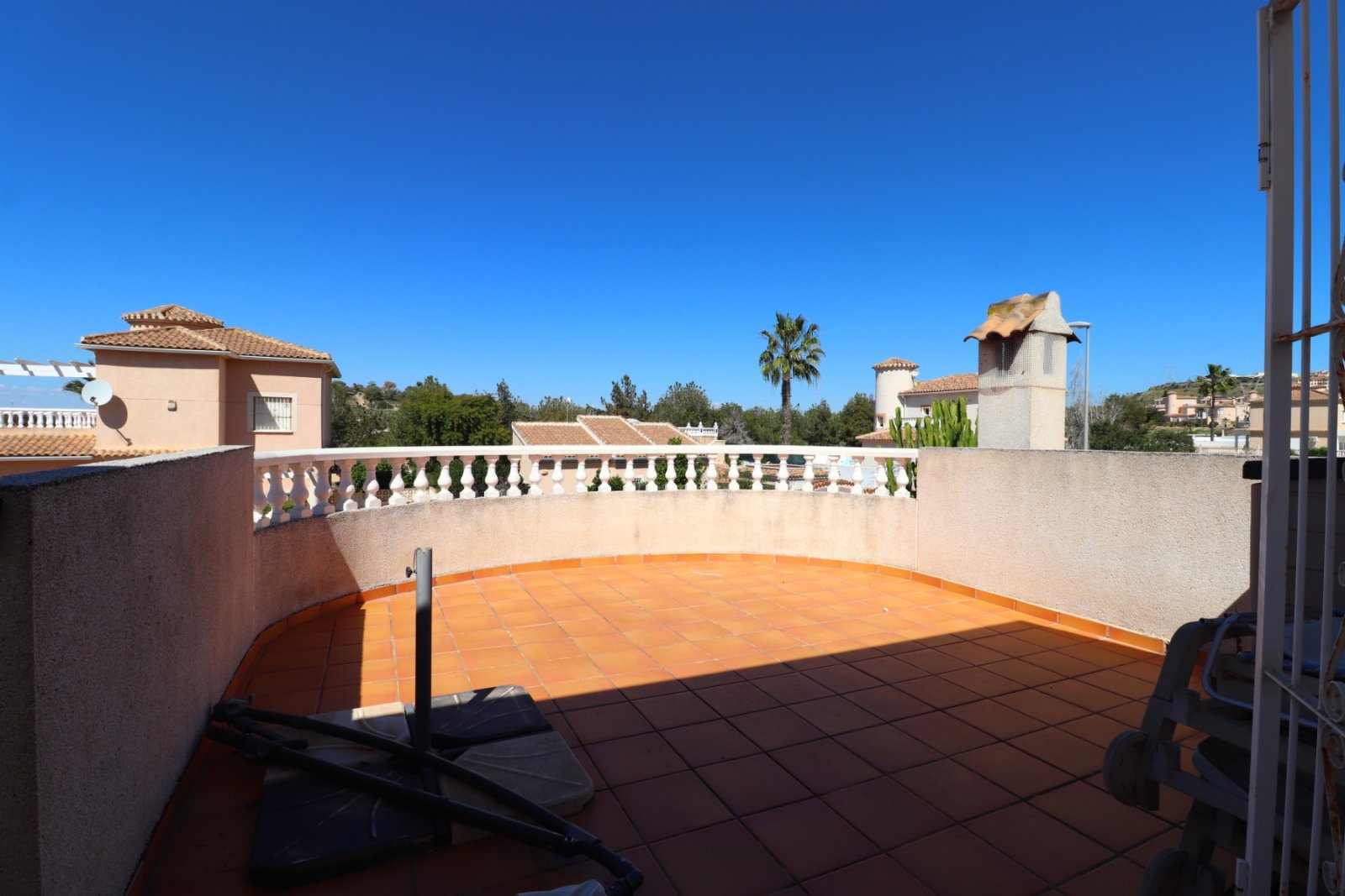 Villa with 2 bedrooms, 2 bathrooms, a garage, a roof terrace and a parking space in Atalaya Park