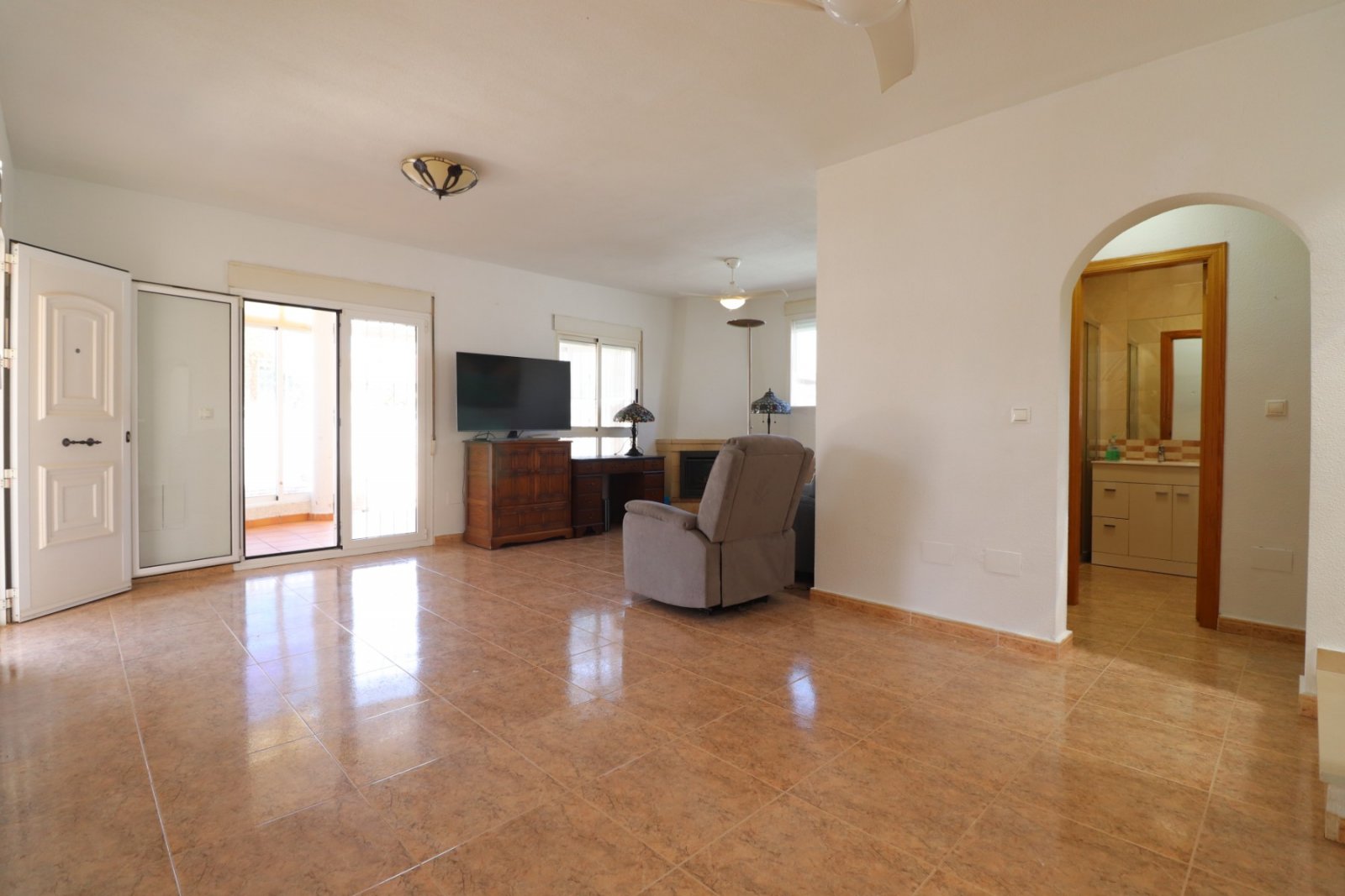 Villa with 2 bedrooms, 2 bathrooms, a garage, a roof terrace and a parking space in Atalaya Park