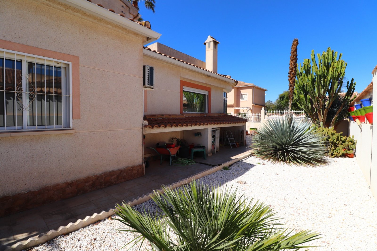 Villa with 2 bedrooms, 2 bathrooms, a garage, a roof terrace and a parking space in Atalaya Park
