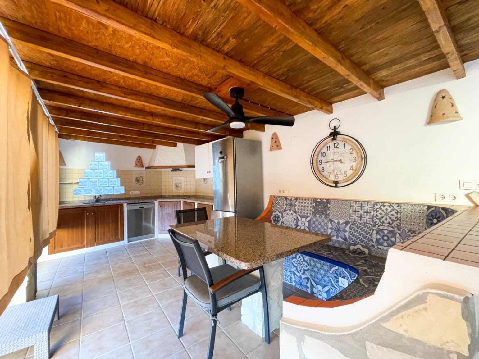 Spacious villa with 5 bedrooms, 3 bathrooms, guest WC and private pool