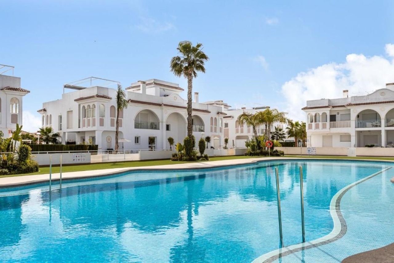 Ground floor apartment with 2 bedrooms, 2 bathrooms, a large terrace and a communal swimming pool