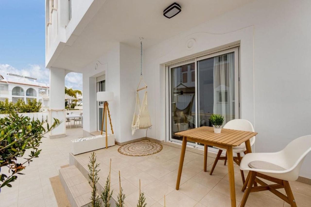 Ground floor apartment with 2 bedrooms, 2 bathrooms, a large terrace and a communal swimming pool