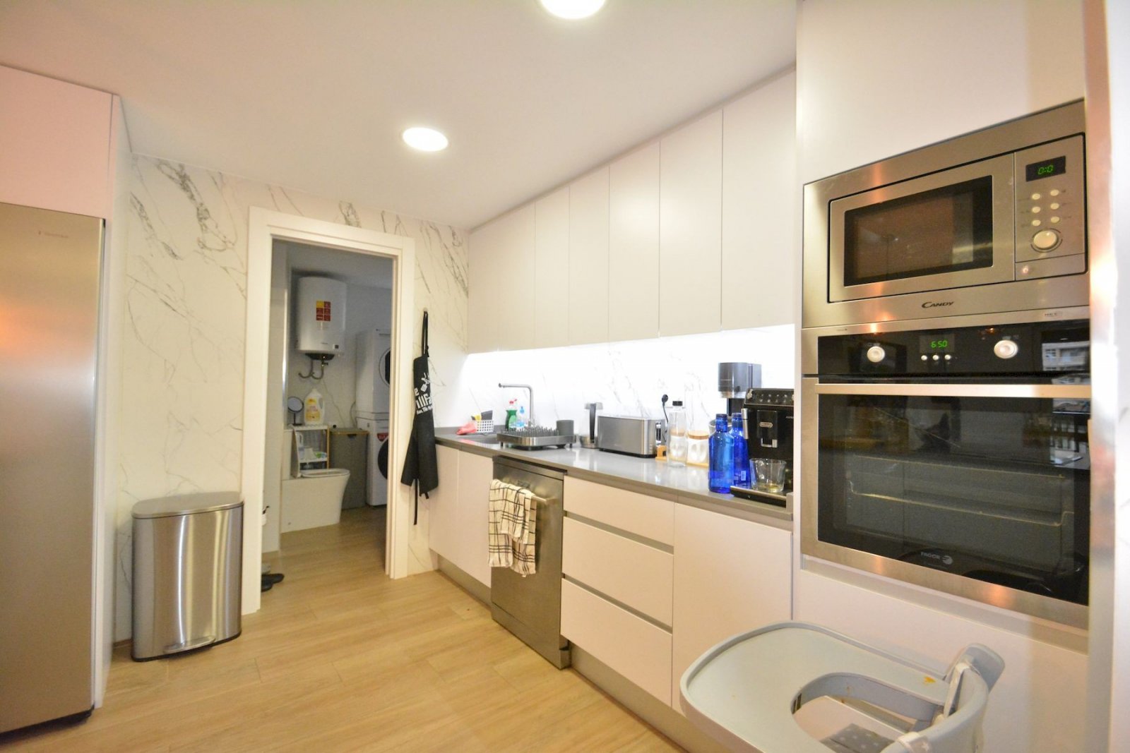 Fully renovated apartment with 3 bedrooms, 2 bathrooms and underground parking space just 200 metres from the beach