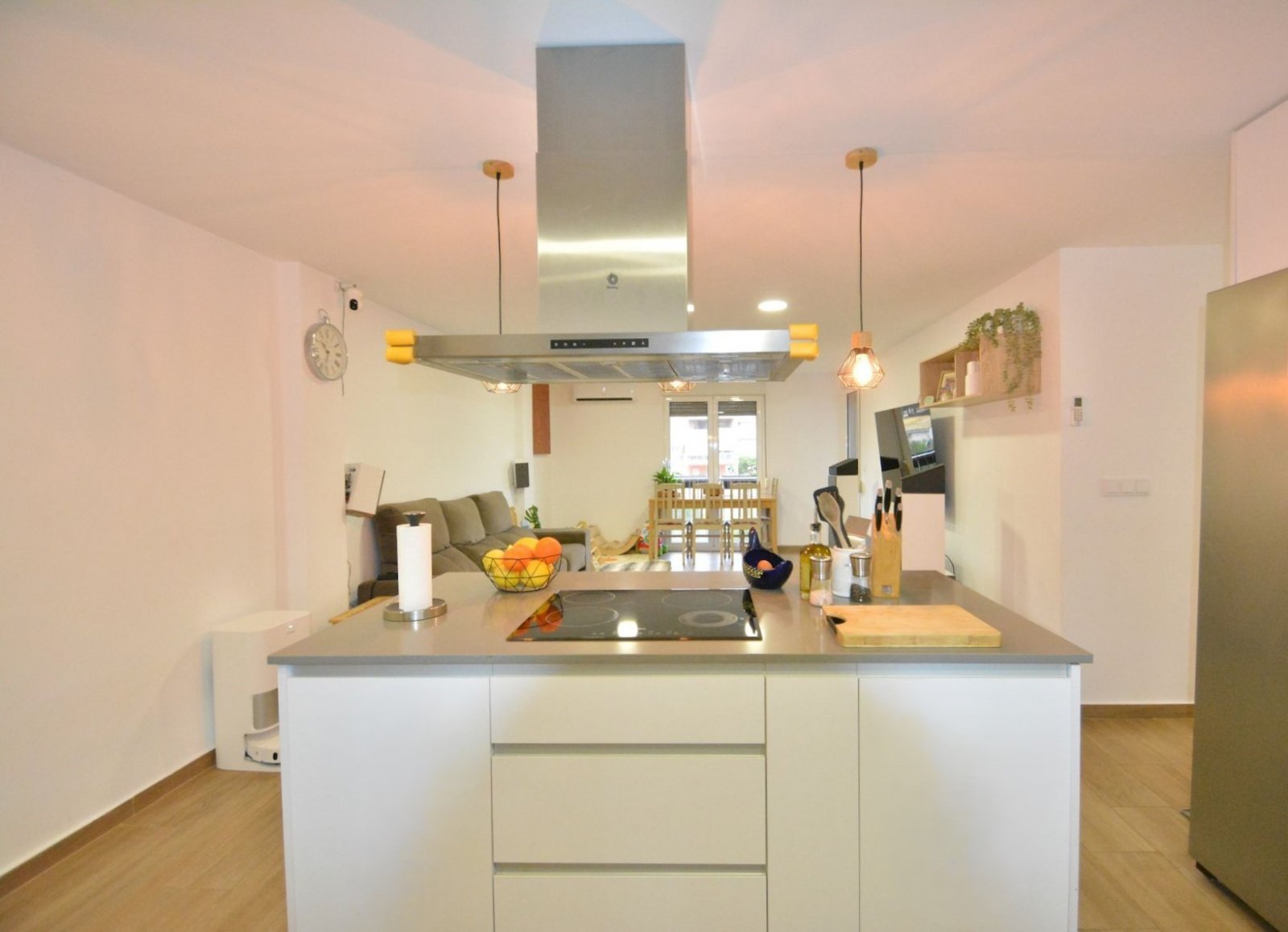 Fully renovated apartment with 3 bedrooms, 2 bathrooms and underground parking space just 200 metres from the beach