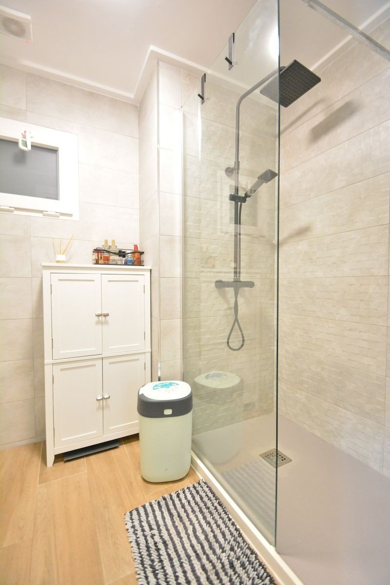 Fully renovated apartment with 3 bedrooms, 2 bathrooms and underground parking space just 200 metres from the beach