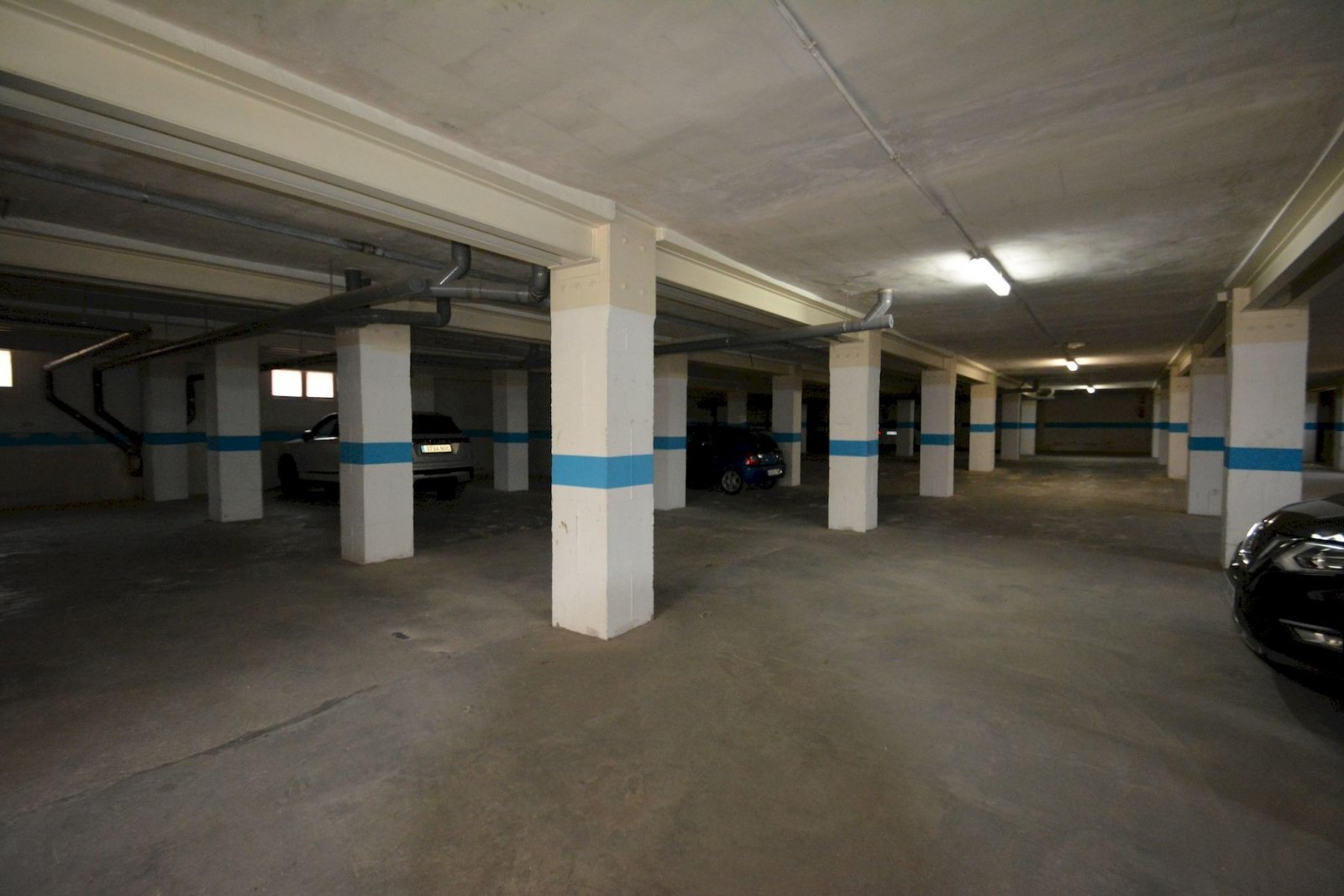 Fully renovated apartment with 3 bedrooms, 2 bathrooms and underground parking space just 200 metres from the beach