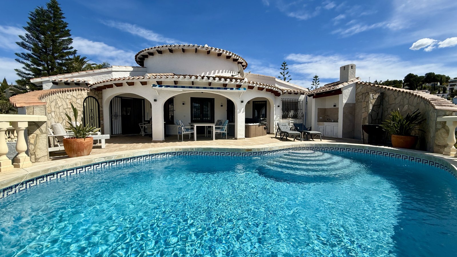 Ground-floor, fully equipped villa with 3 bedrooms, wintersun and privacy